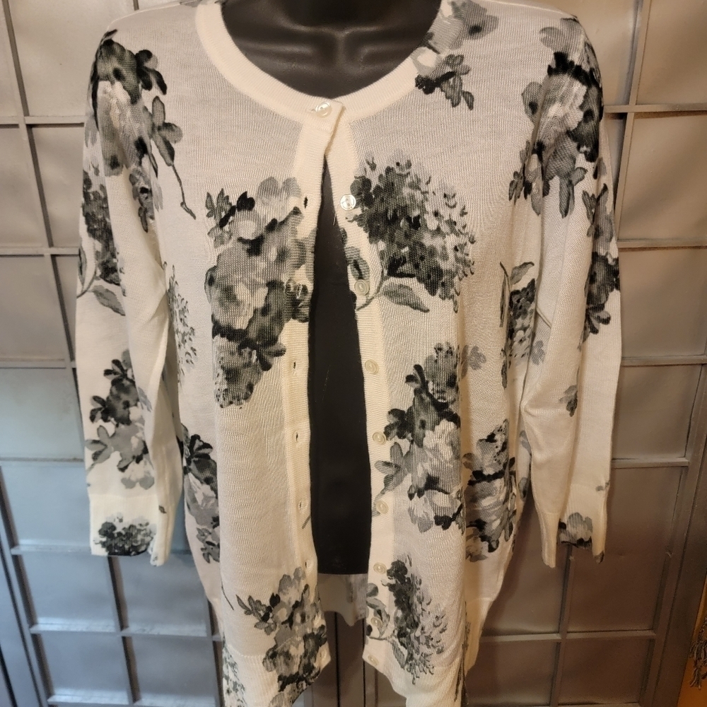 Croft & Barrow small button down sweater. Floral with black Grey and off white.